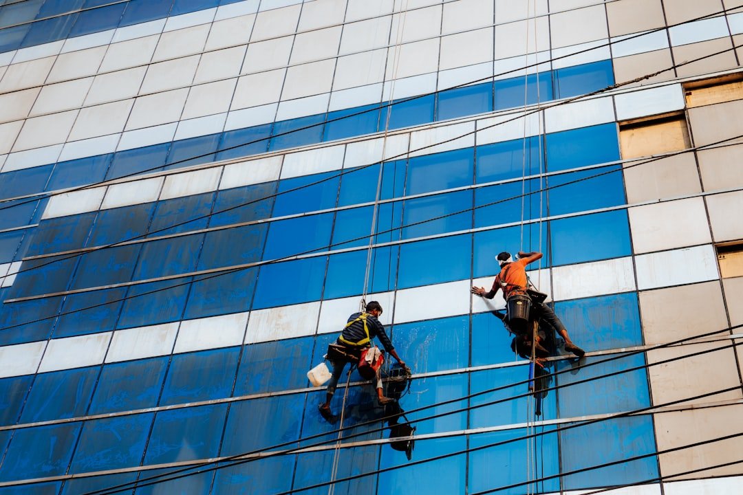 window-washers-are-cleaning-a-tall-building-htd-9iienda